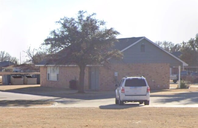 Building Photo - 610 W 8th St