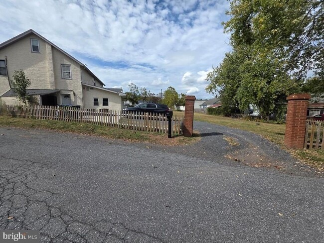 Building Photo - 203 E Cedarville Rd