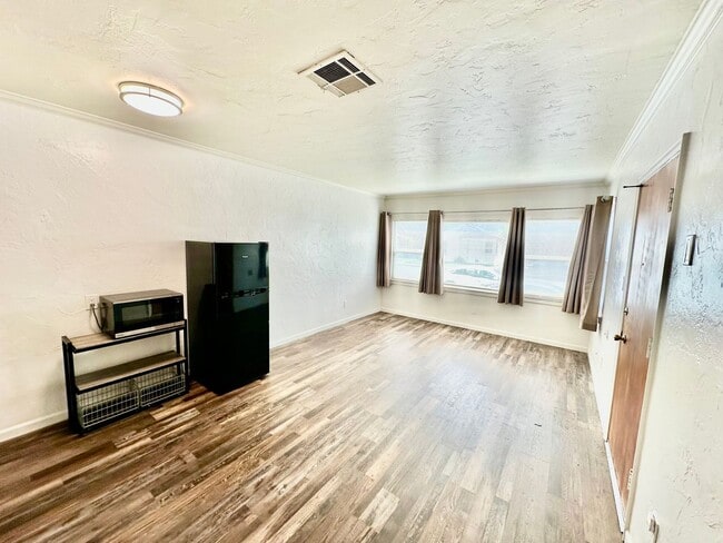 Building Photo - Charming 1/1 in the Heart of Tower District