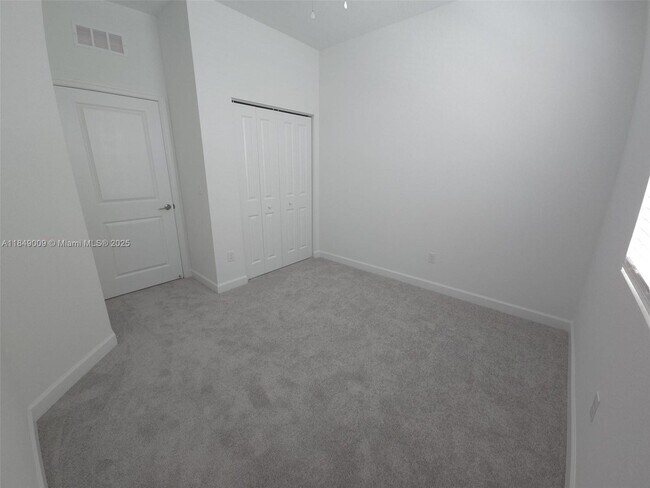 Building Photo - 321 SE Crossoak Ln