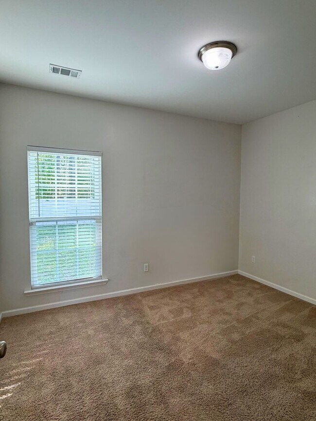 Building Photo - Spacious 5-bedroom, 3-bath home featuring two additional flex rooms!