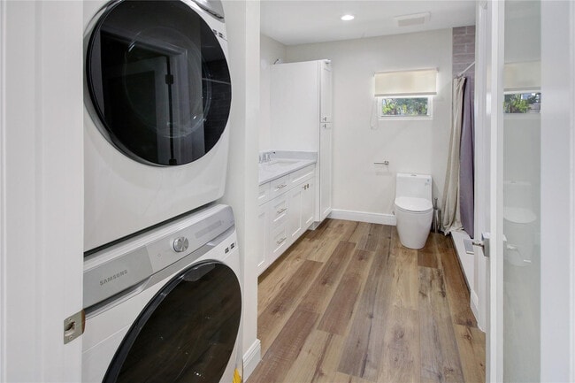 Building Photo - 211 SE 16th Ave