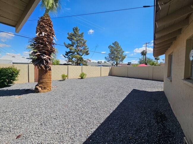 Building Photo - Scottsdale - 5 bedroom, 3 bath - Remodeled...