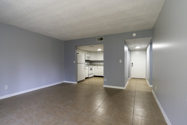 Building Photo - Spacious 1/1 unit walking distance to Walm...