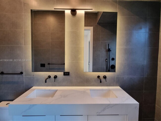 Building Photo - 810 NE 14th Pl