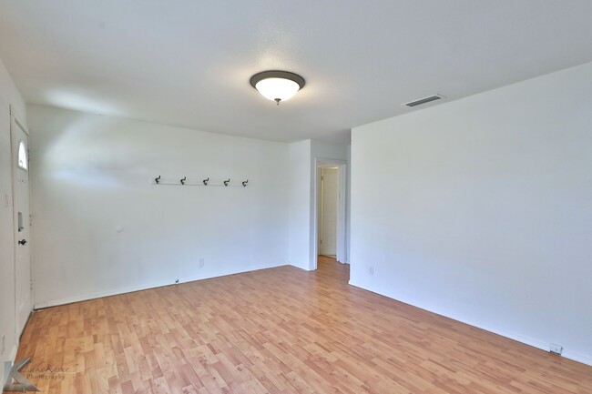 Building Photo - 3 BEDROOM,  Kitchen appliances, NEW INTERIOR PAINT! 6 MONTH LEASE AVAILABLE!