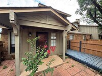 Building Photo - 3-bedroom Condo in Quail Springs area, fully furnished! You only pay Electric and Internet!