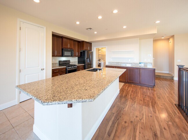 Building Photo - 6491 Bayview Dr