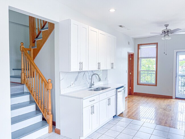 Building Photo - 1144 W 17th St