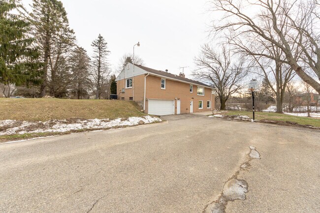 Building Photo - 18485 Ridge Rd