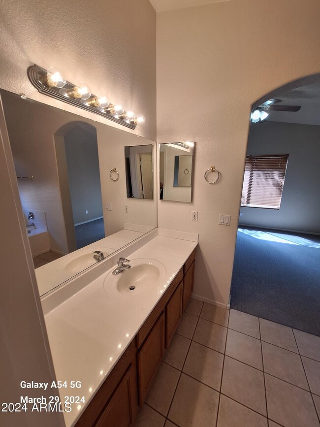 Building Photo - 9205 W Lone Cactus Dr