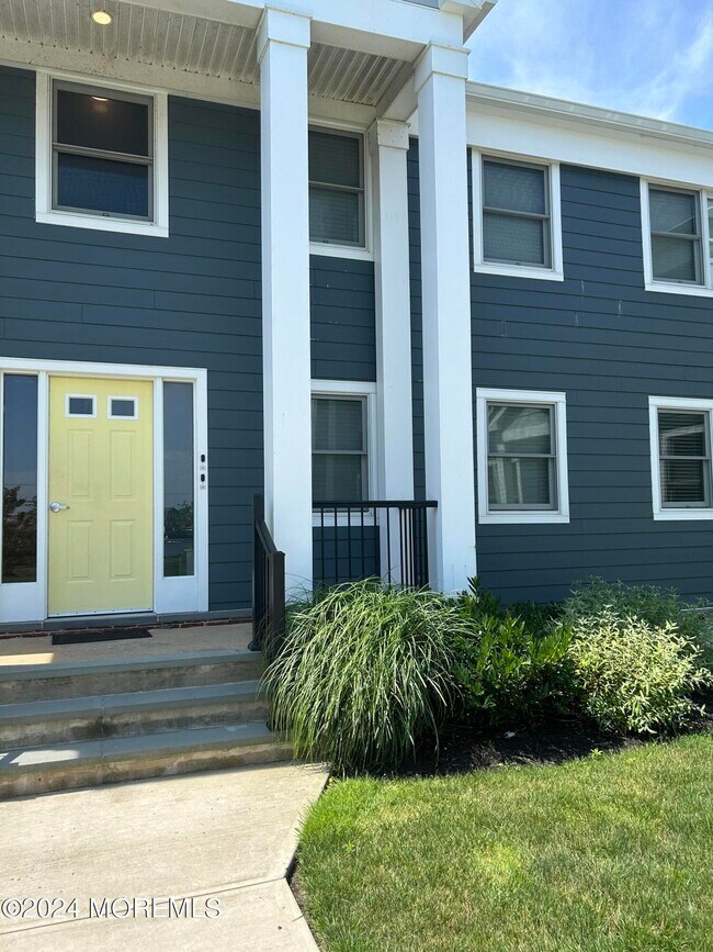 Building Photo - 300-306 Deal Lake Dr