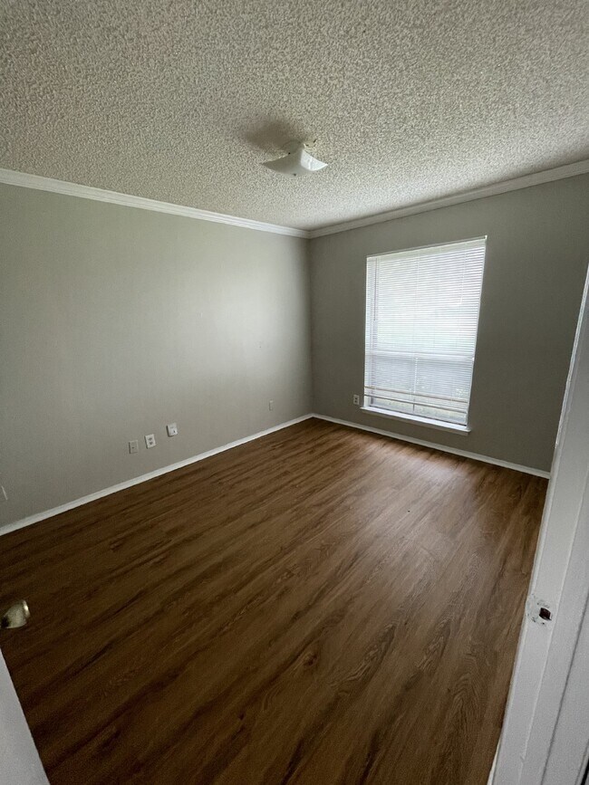 Building Photo - Gorgeous 3 bedroom, 2 bedroom with garage ...