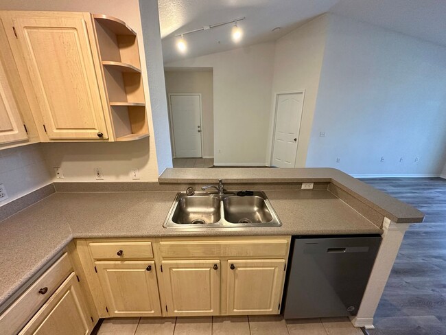 Building Photo - Recently Renovated 2BR/2BA Third Floor Uni...