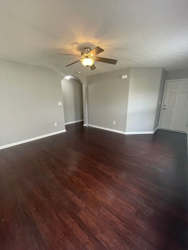Building Photo - Three Bedroom Single Family Home - Great N...