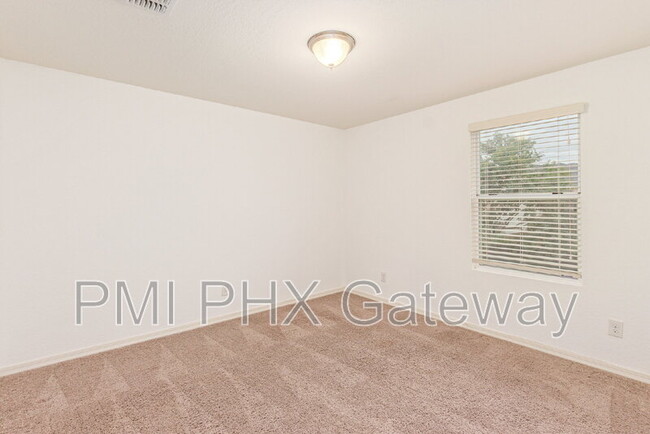 Building Photo - 735 E Constance Wy