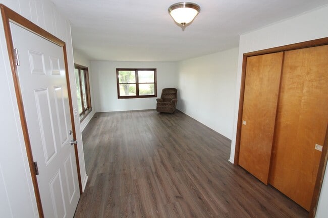 Building Photo - 4 bedroom farmhouse