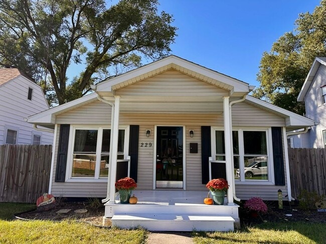 Primary Photo - 229 S Dearborn Ave