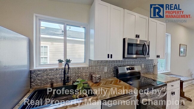 Building Photo - Freshly Renovated Minutes to downtown Wilmington dining, with off-street parking