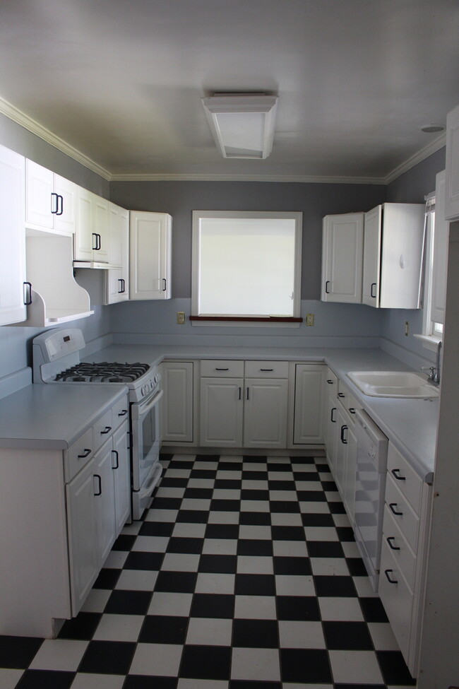Building Photo - 3 Bed/2 Bath Home Right Next to Walker Gol...