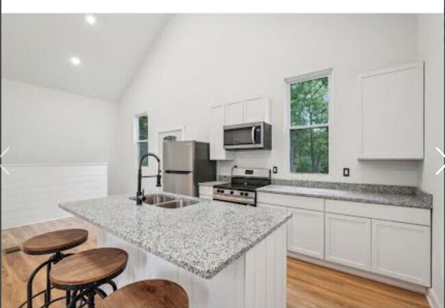 Building Photo - Spacious Three Bedroom Single Family Home Near White River and 10th