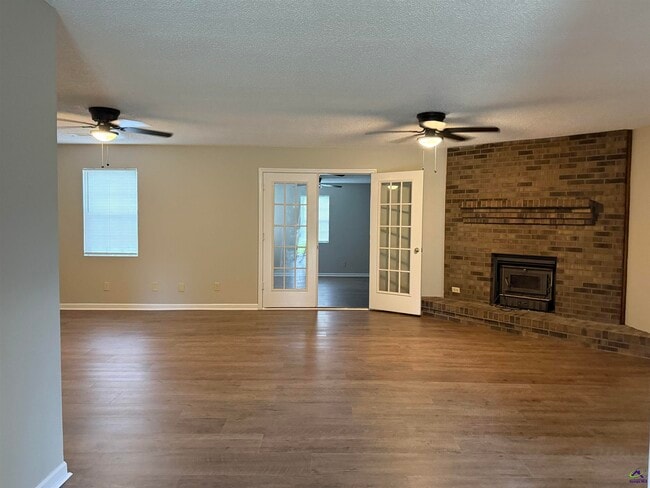 Building Photo - 118 S Springs Dr