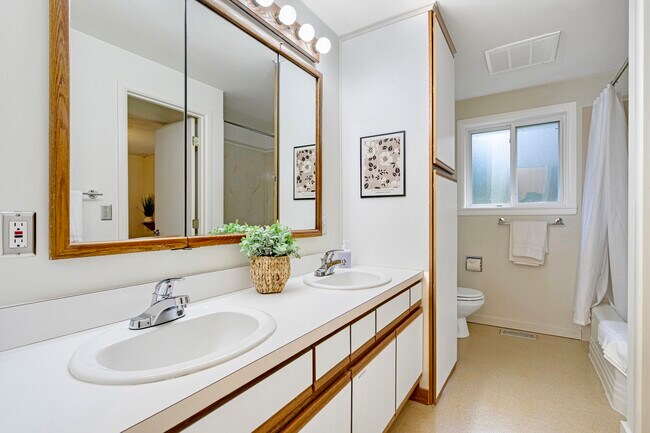 Building Photo - 11641 204th Ave NE