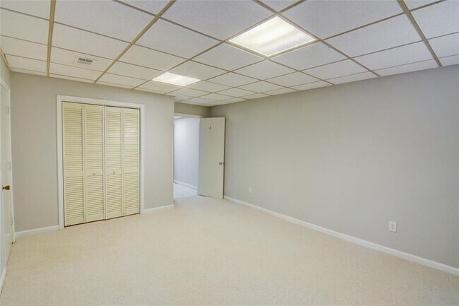 Building Photo - 639 Lakeshore Dr NW