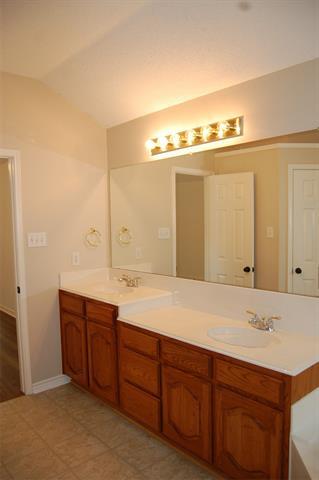 Building Photo - 1513 Tanglewood Dr