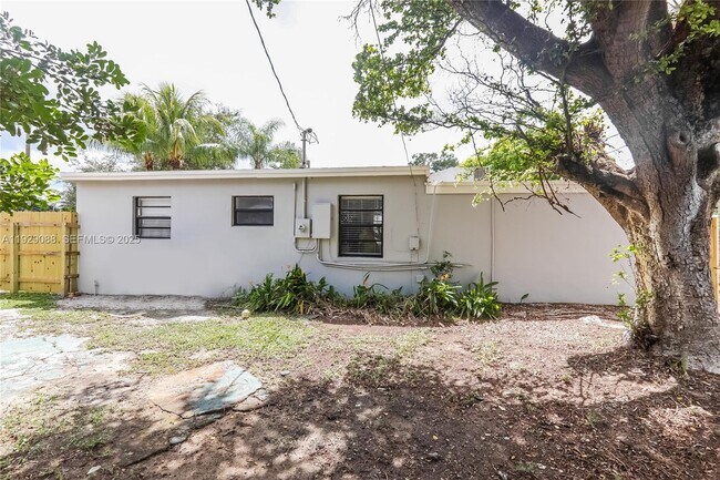 Building Photo - 1367 NE 27th St