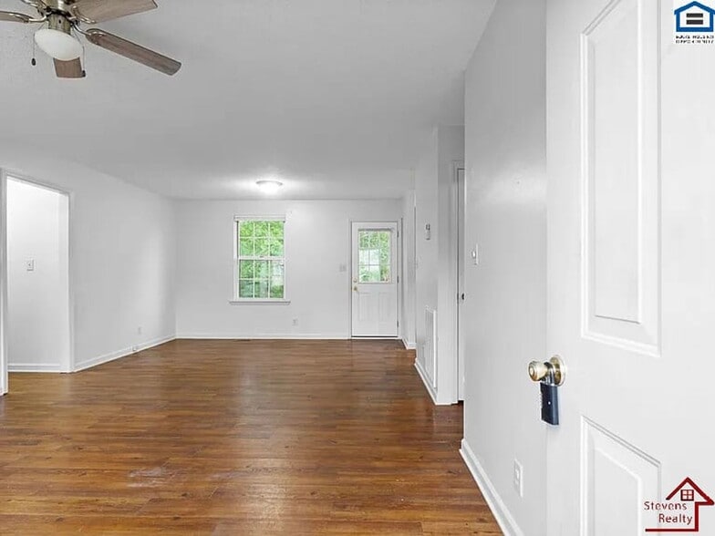 Building Photo - 1907 Roan Dr