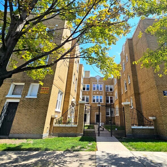 Primary Photo - 4749 N Monticello Ave