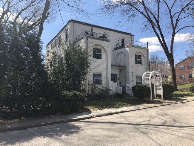 Building Photo - 100 Sabine Ave
