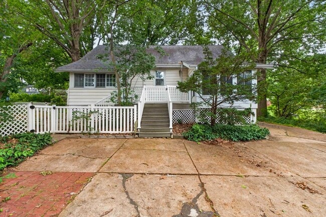 Building Photo - 7325 Sutherland Ave