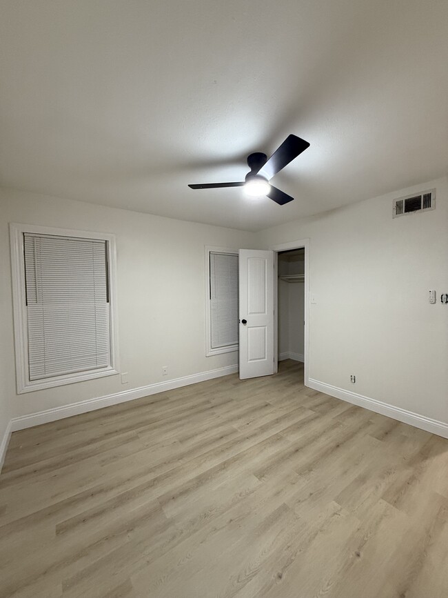 Building Photo - 305 Waller St