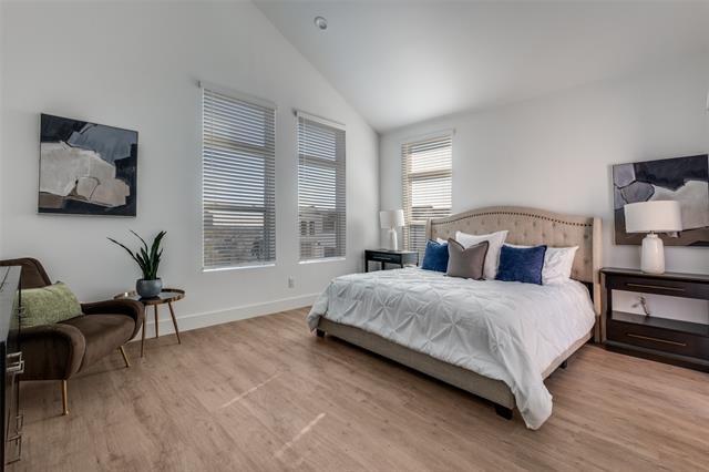 Building Photo - 723 W 10th St