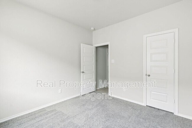 Building Photo - 968 Ravenwood Ln