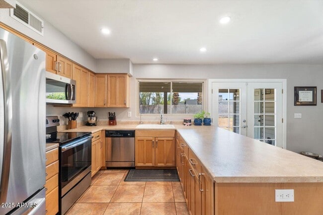 Building Photo - 2116 W Garden Dr