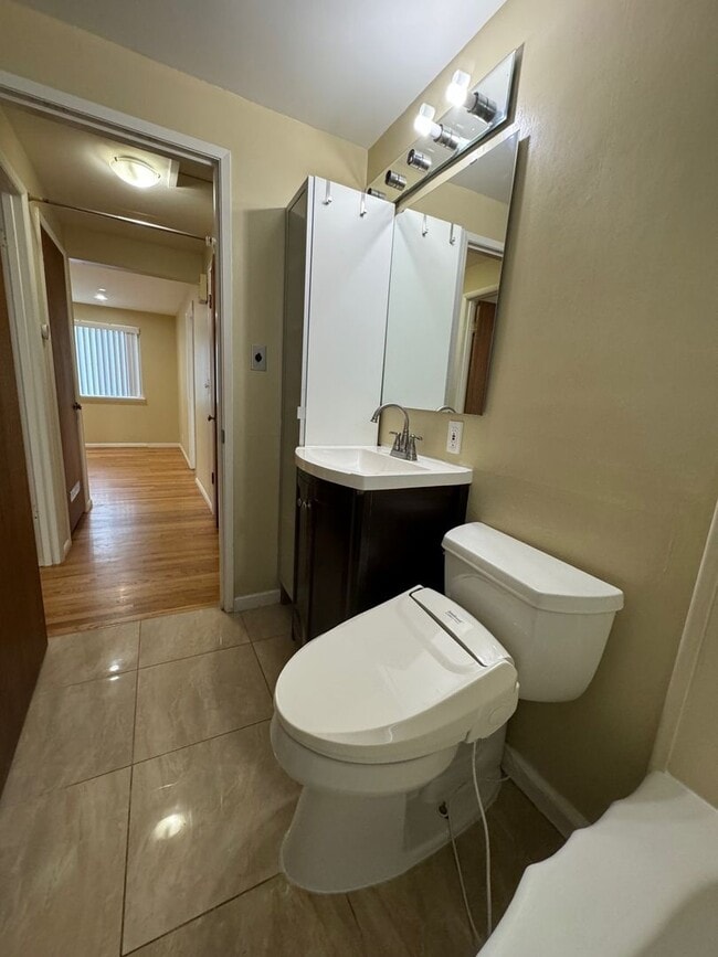 Building Photo - Charming rambler 2 bed 1 bath and office s...