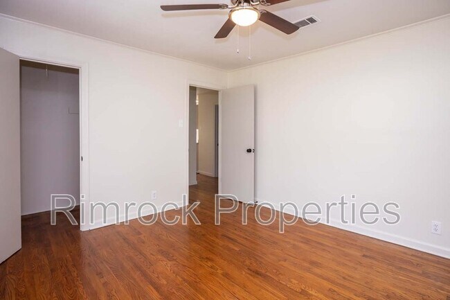 Building Photo - 2500 Durwood Rd