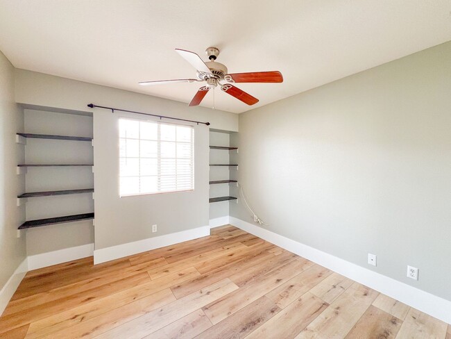 Building Photo - Tustin 2 Bed 2 Bath Home - Wood Floors - C...