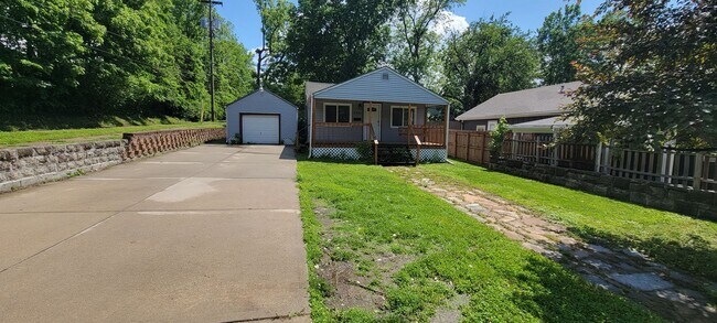 Primary Photo - 2 bedroom with amazing yard!