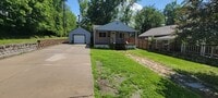 Building Photo - 2 bedroom with amazing yard!