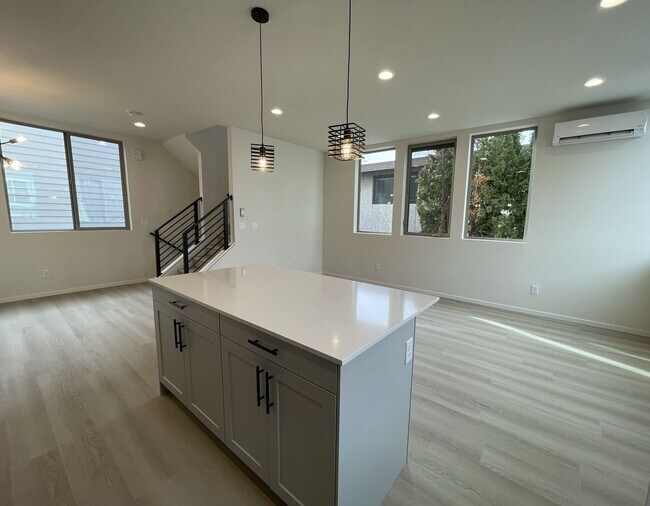 Building Photo - 2Bd/1.75Ba Seattle Townhouse