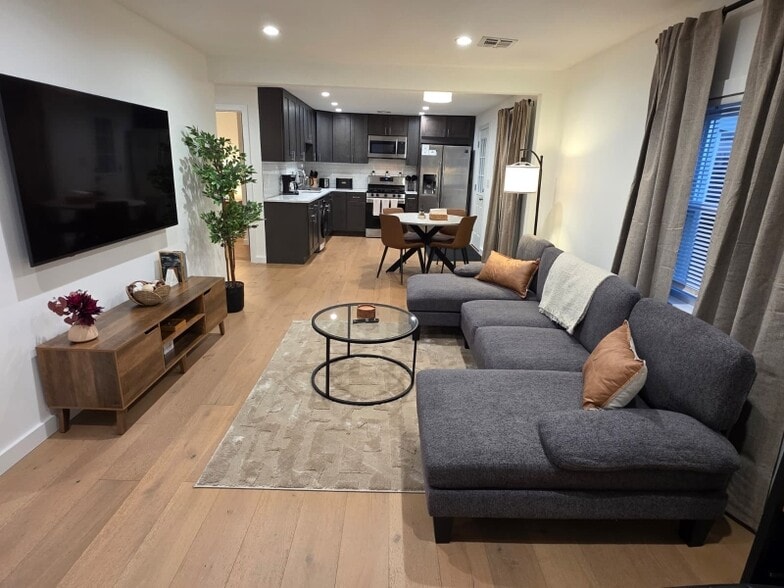 Building Photo - 3038 S Wood Ave