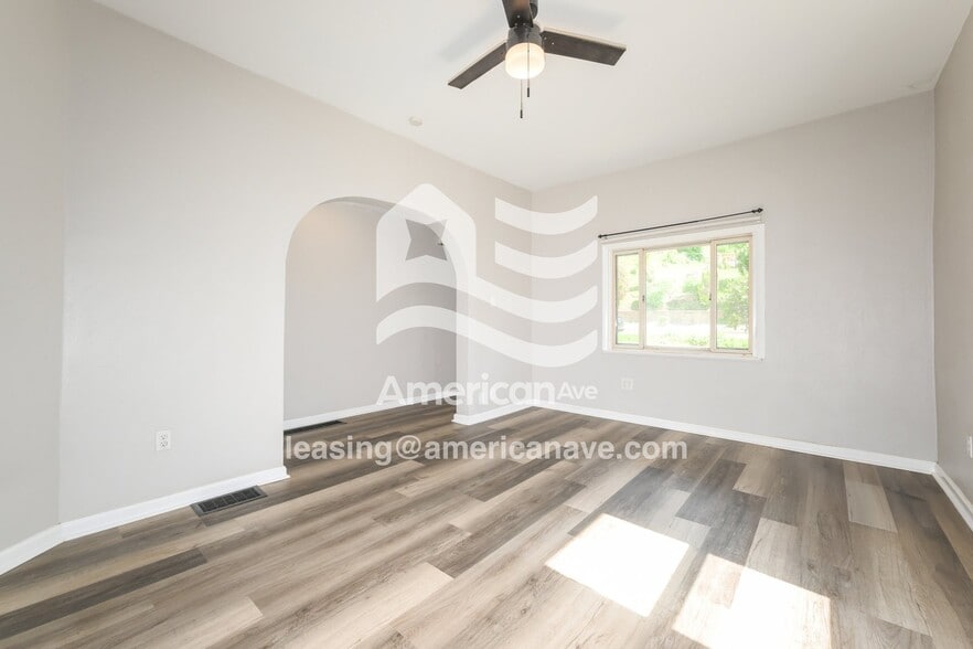 Building Photo - 806 Cowan Ave