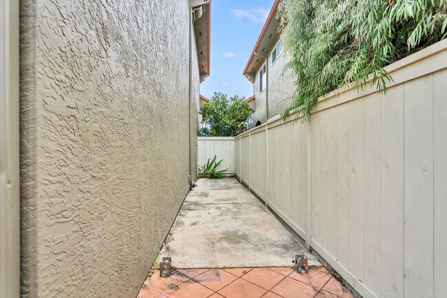 Building Photo - Beautiful 3 Bedroom/2.5 bath  detached hom...