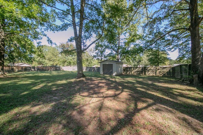 Building Photo - 12 Forest Dr