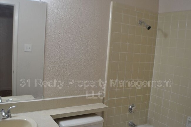 Building Photo - 1520 Pebblewood Dr