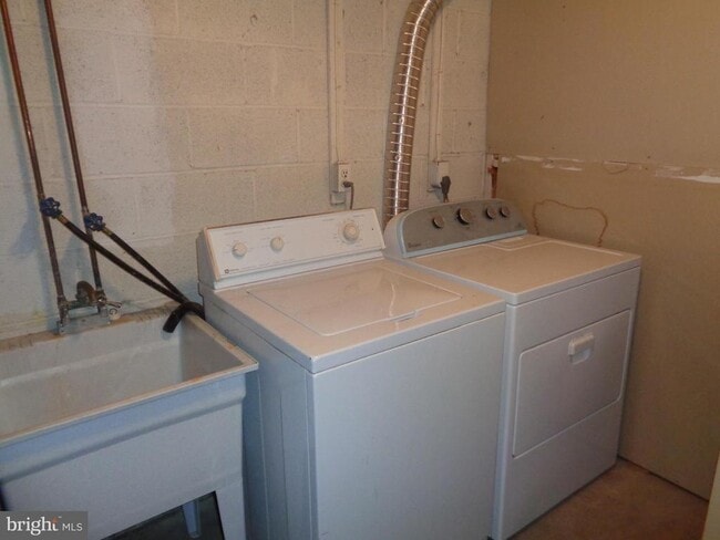Building Photo - 10 Donagh Ct
